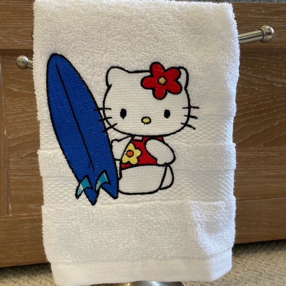 NWT Hello Kitty Faux Fur Cosmetic Bag & Surf Towel Set – Adorable & Rare! - Picture 2 of 9